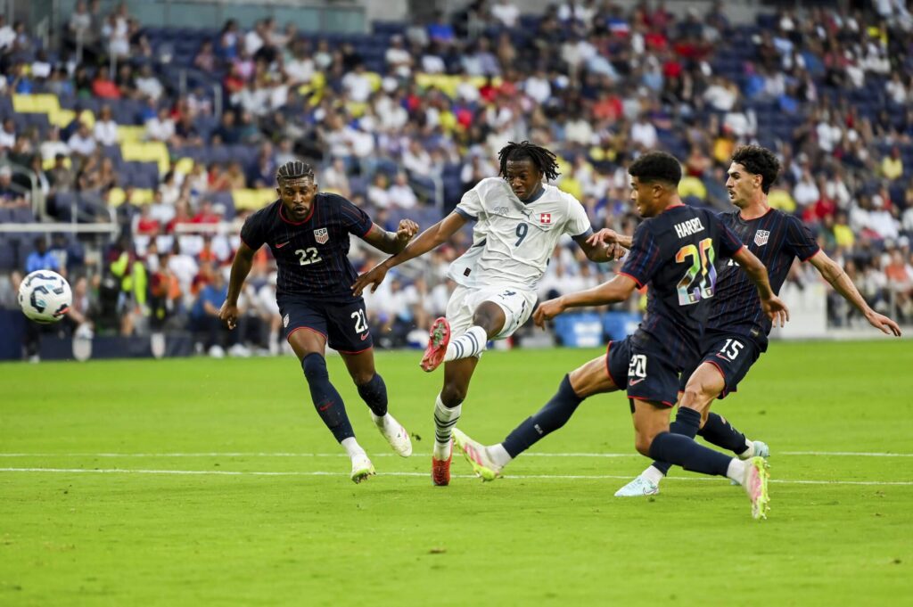 前鋒同時要進攻以及防守