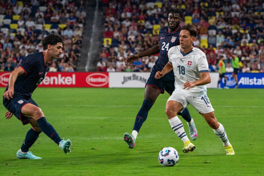 逼迫持球者傳球