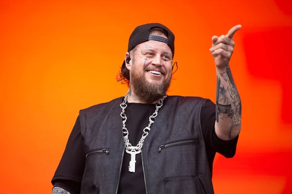 Jelly Roll是美國鄉村搖滾曲風的代表性歌手